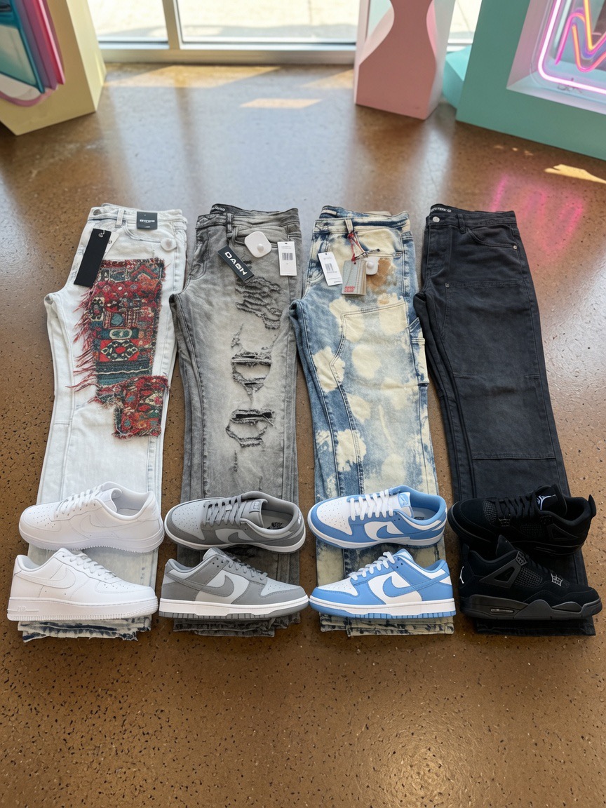 Jeans + Sneakers Flat